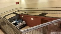 Saat ini hanya akses tangga dan eskalator menuju lantai bawah yang masih beroperasi. Namun pengunjung tidak dapat turun lebih jauh karena akses menuju basement juga ditutup.
