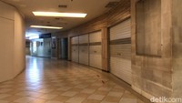 Begini kondisi Mal Golden Truly, Jakarta, Rabu (13/9/2023). Kondisi mal tampak sangat sepi pengunjung. Tidak hanya sepi pengunjung, mal Golden Truly ini juga tampak sudah banyak ditinggalkan tenant.