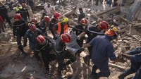 Tim penyelamat menemukan jenazah seorang wanita yang tewas akibat gempa, di kota Isi Nala, di luar Marrakesh, Maroko, Selasa (12/9/2023). Tim penyelamat dari Spanyol, Inggris dan Qatar bergabung untuk melakukan pencarian korban.