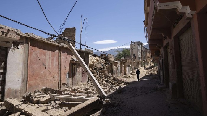 A rescue team recovers the body of a woman who was killed by the earthquake, in the town of Imi N'tala, outside Marrakech, Morocco, Tuesday, Sept. 12, 2023. (AP Photo/Mosa'ab Elshamy)