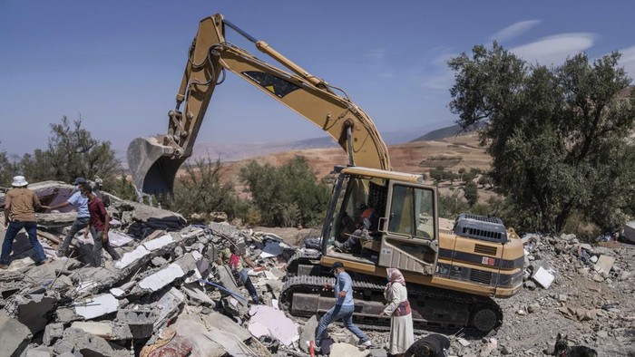 Maroko Porak-poranda Diguncang Gempa, Korban Tewas Hampir 3.000 Jiwa A rescue team recovers the body of a woman who was killed by the earthquake, in the town of Imi N'tala, outside Marrakech, Morocco, Tuesday, Sept. 12, 2023. (AP Photo/Mosa'ab Elshamy)