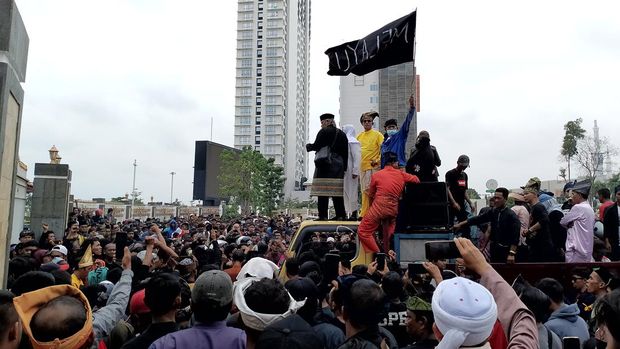 Masyasrakat Melayu protes aksi penggusuran di Pulau Rempang, Batam. (Alamuddin Hamapu/detikSumut)