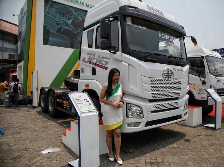 Melihat Deretan Truk yang Tampil di Pameran Alat Pertambangan