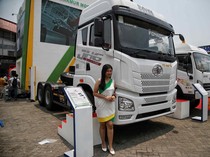 Melihat Deretan Truk yang Tampil di Pameran Alat Pertambangan
