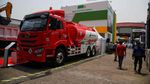 Melihat Deretan Truk yang Tampil di Pameran Alat Pertambangan