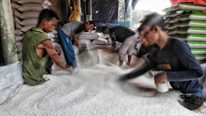 Harga beras di Tanah Air terus mengalami kenaikan. Lihat yuk proses bongkar muat beras di pasar beras Cipinang, Jakarta.