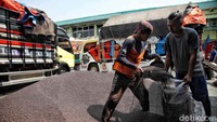 Kemudian harga rata-rata beras premium sudah di angka Rp 14.390 per kg di atas HET Rp 13.900 per kg.  