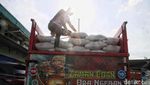 Melihat Proses Bongkar Muat Beras yang Harganya Lagi Meroket