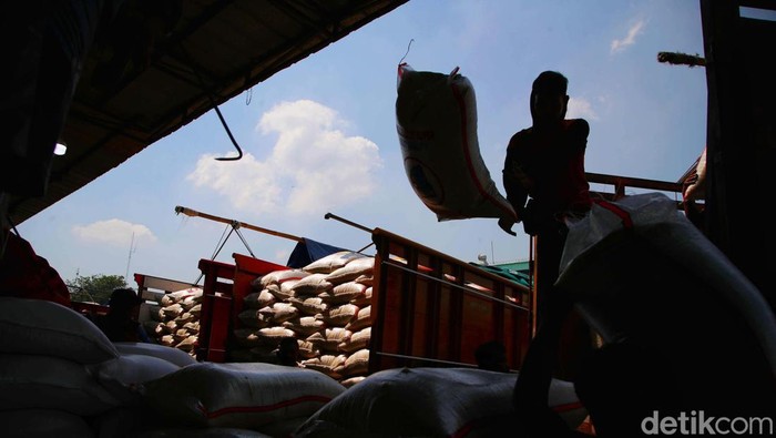 Melihat Proses Bongkar Muat Beras yang Harganya Lagi Meroket Harga beras di Tanah Air terus mengalami kenaikan. Lihat yuk proses bongkar muat beras di pasar beras Cipinang, Jakarta.