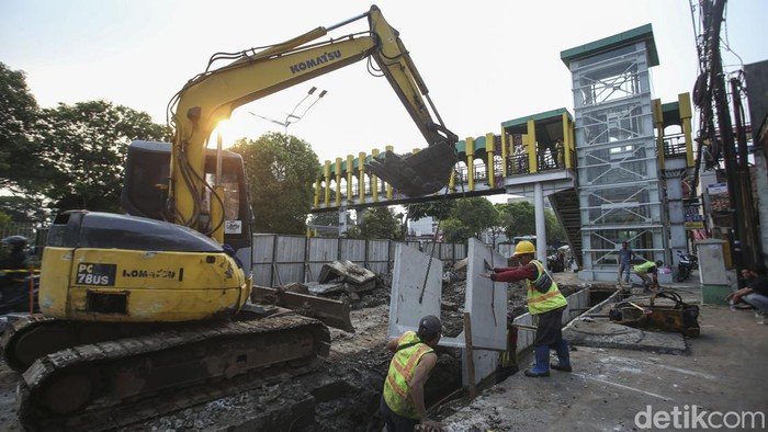Menanti Rampungnya Proyek Saluran Air dan Trotoar di Matraman Menanti Rampungnya Proyek Saluran Air dan Trotoar di Matraman
