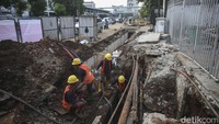 Beberapa titik saluran air nampak telah selesai, sementara di titik lainnya masih dalam penggalian.