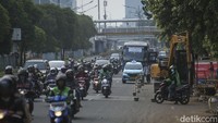Bahu jalan di sepanjang Jalan Matraman Raya nampak menyempit akibat pengerjaan ini.