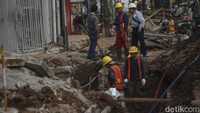 Progres pengerjaan terus dikebut oleh pekerja.