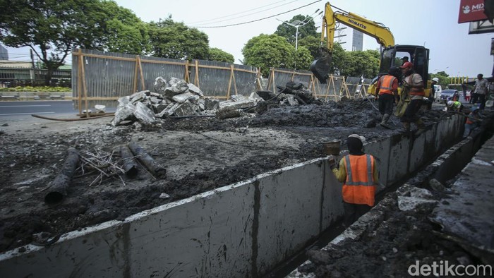 Menanti Rampungnya Proyek Saluran Air dan Trotoar di Matraman Menanti Rampungnya Proyek Saluran Air dan Trotoar di Matraman