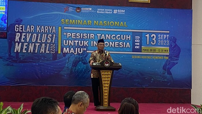 Menko PMK Muhadjir Effendy saat membuka seminar di Kemenko PMK