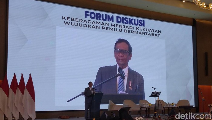 Menko Polhukam Mahfud Md saat memberi sambutan dalam Forum Diskusi Keberagaman Menjadi Kekuatan Wujudkan Pemilu Bersih yang digelar Kemenkopolhukam di Bandung, Selasa (13/9/2023).
