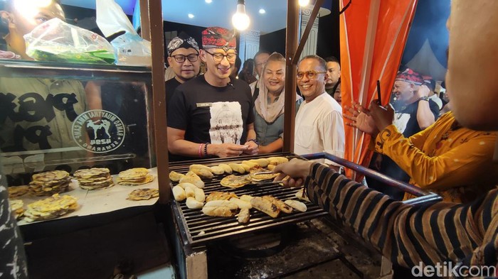 Menparekraf Sandiaga Uno di pasar kuliner Sentiling, Kota Lama Semarang, Rabu (13/9/2023) malam.