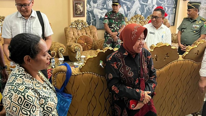 Mensos Risma berdialog dengan mama-mama Papua pengrajin noken di Biak