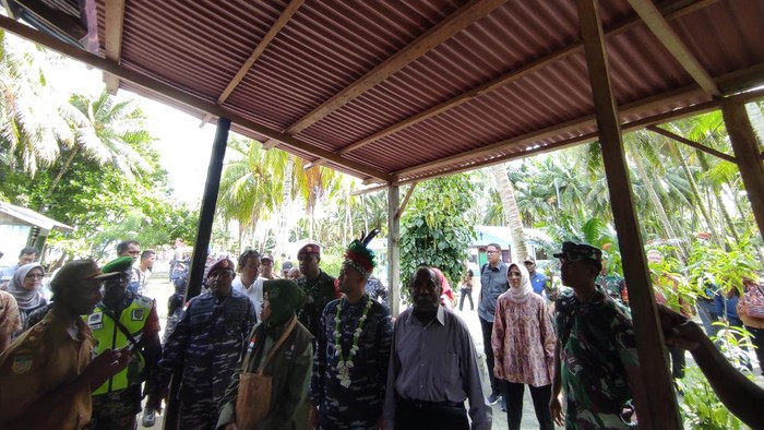 Mensos Risma beri bantuan ke warga Pulau Mapia, Papua