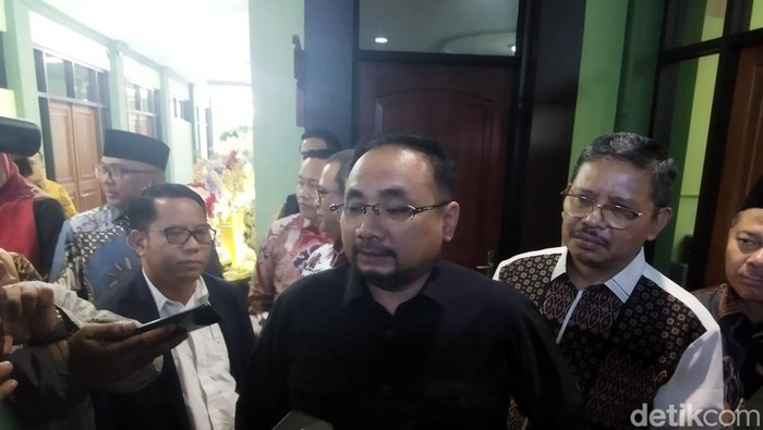 Menteri Agama RI Yaqut Cholil Qoumas saat sesi wawancara di Balai Diklat Keagamaan Surabaya