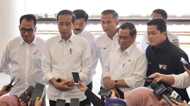 Menteri BUMN Erick Thohir saat menemani Presiden Jokowi menjajal Kereta Cepat Jakarta-Bandung. (Dok. Kementerian BUMN)