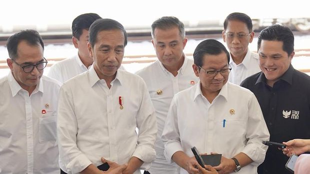 Menteri BUMN Erick Thohir saat menemani Presiden Jokowi menjajal Kereta Cepat Jakarta-Bandung. (Dok. Kementerian BUMN)