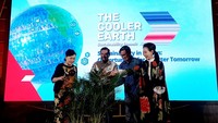 Menteri Koordinator Bidang Kemaritiman dan Investasi Republik Indonesia Luhut Binsar Pandjaitan (kedua kiri) bersama Presiden Direktur CIMB Niaga Lani Darmawan (kiri), Presiden Komisaris CIMB Niaga Didi Syafruddin Yahya (kedua kanan), dan Direktur Compliance, Corporate Affairs & Legal CIMB Niaga Fransiska Oei (kanan) menyiram tanaman sebagai tanda telah berlangsungnya The Cooler Earth Sustainability Summit 2023 bertema “Sustainability in Action: Opportunities for a Better Tomorrow in Indonesia” di Jakarta.