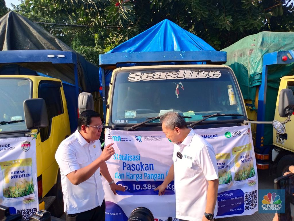 Menteri Perdagangan Zulkifli Hasan dan Kepala Badan Pangan Nasional meluncurkan SPHP Beras di Pasar Induk Beras Cipinang, Rabu (13/9/2023). (CNBC Indonesia/Martyasari Rizky)