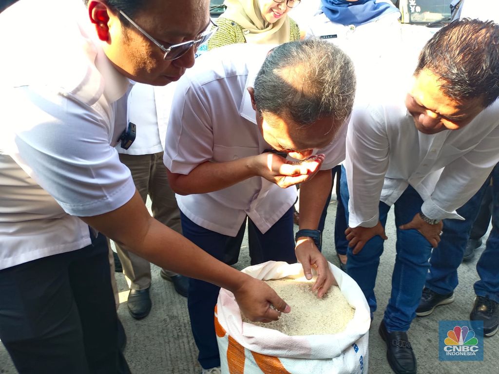 Menteri Perdagangan Zulkifli Hasan dan Kepala Badan Pangan Nasional meluncurkan SPHP Beras di Pasar Induk Beras Cipinang, Rabu (13/9/2023). (CNBC Indonesia/Martyasari Rizky)