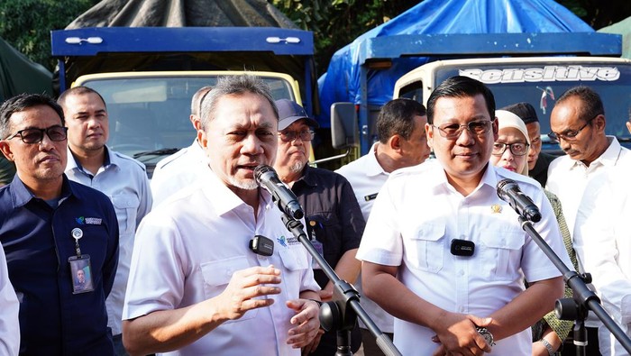 Menteri Perdagangan Zulkifli Hasan (Zulhas) meninjau Pasar Induk Beras Cipinang (PIBC) bersama Kepala Badan Pangan Nasional (Bapanas) Arief Prasetyo di Jakarta Timur. Turut mendampingi Mendag Zulkifli Hasan, Direktur Jenderal Perdagangan Dalam Negeri Isy Karim.