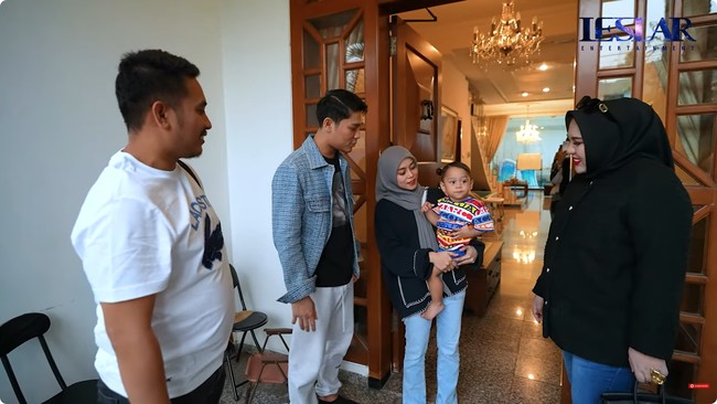 Mira Hayati datang ke rumah Lesti dan Rizky Billar bersama suaminya. Ia ingin membeli salah satu mobil mewah pasangan dengan julukan Leslar itu. Halo apa kabar? Dari Makassar langsung (ke Jakarta) kan diundang hehee, kata Mira saat baru datang ke rumah Lesti dan Rizky Billar. Foto: Dok. Youtube Leslar Entertainment.
