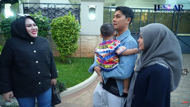 Bingung karena Mira membawa uang cash dalam jumlah yang besar, Lesti penasaran dengan jumlah uang yang biasa dibawa oleh bos skincare asal Makassar itu. Kakak setiap ke man-mana membawa uang tunai? Biasa bawa berapa kak? tanya Lesti. Foto: Dok. Youtube Leslar Entertainment.