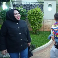 Bingung karena Mira membawa uang cash dalam jumlah yang besar, Lesti penasaran dengan jumlah uang yang biasa dibawa oleh bos skincare asal Makassar itu. Kakak setiap ke man-mana membawa uang tunai? Biasa bawa berapa kak? tanya Lesti. Foto: Dok. Youtube Leslar Entertainment.