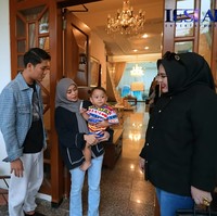Mira Hayati datang ke rumah Lesti dan Rizky Billar bersama suaminya. Ia ingin membeli salah satu mobil mewah pasangan dengan julukan Leslar itu. Halo apa kabar? Dari Makassar langsung (ke Jakarta) kan diundang hehee, kata Mira saat baru datang ke rumah Lesti dan Rizky Billar. Foto: Dok. Youtube Leslar Entertainment.
