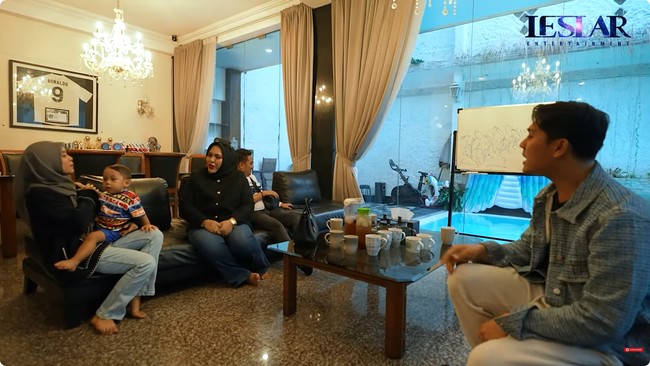 Momen Mira Hayati membeli mobil Rizky Billar dan Lesti Kejora ini diunggah pasangan artis itu ke channel YouTube mereka. Semua mobil mewah di rumah panda mau dibeli sama ratu emas?!? Panda sampai pusing banget demikian judul video tersebut.   Foto: Dok. Youtube Leslar Entertainment.