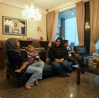 Momen Mira Hayati membeli mobil Rizky Billar dan Lesti Kejora ini diunggah pasangan artis itu ke channel YouTube mereka. Semua mobil mewah di rumah panda mau dibeli sama ratu emas?!? Panda sampai pusing banget demikian judul video tersebut.   Foto: Dok. Youtube Leslar Entertainment.