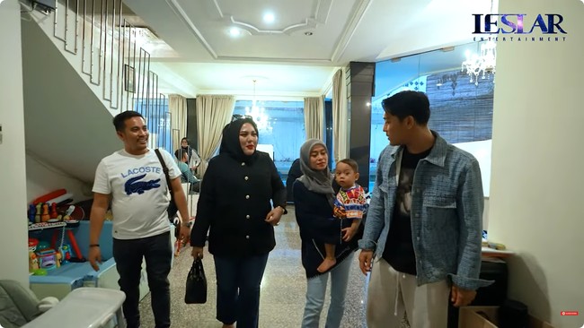 Mira yang berkenalan dengan Lesti Kejora di momen ulang tahun pebisnis skincare dan fashion Shella Shaukia tampak langsung ke garasi untuk melihat mobil mewah yang akan dibelinya. Mira mengatakan suka dengan mobil Ferrari California HS30 milik Rizky Billar. Ketika mengetahui Mira akan membayar mobil secara tunai, Lesti dan Rizky Billar pun terkejut. Mira meyakinkan keduanya untuk melihat tumpukkan uang yang berada di belakang mobilnya. Bagaimana kalau aku beli salah stau mobil ini? Bagaimana aku bayar cash? Aku bayar langsung sekarang? Jualnya berapa? Ini uangnya, deal ya? Yang mana yang dijual? Ini kalau memang gak cukup bisa buat DP. Nanti aku transfer, sebutnya. Rizky dan Lesti tampak bingung. Foto: Dok. Youtube Leslar Entertainment.