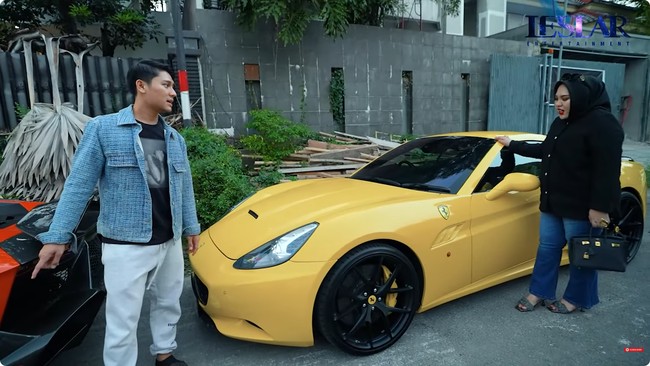 Mira Hayati pernah membeli mobil mewah milik Lesti dan Rizky Billar secara tunai. Rizky Billar dengan malu-malu menyebutkan harga pasaran mobil kesayangannya sekitar Rp 3 Miliar. Mira tak pikir panjang langsung menyerahkan uang tunai kepada Rizky Billar. Foto: Dok. Youtube Leslar Entertainment.