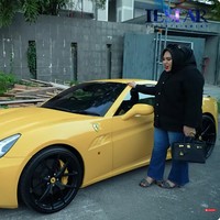 Mira Hayati pernah membeli mobil mewah milik Lesti dan Rizky Billar secara tunai. Rizky Billar dengan malu-malu menyebutkan harga pasaran mobil kesayangannya sekitar Rp 3 Miliar. Mira tak pikir panjang langsung menyerahkan uang tunai kepada Rizky Billar. Foto: Dok. Youtube Leslar Entertainment.