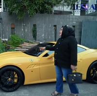 Mira yang mengenakan hijab dan kemeja hitam itu mengungkapkan jumlah uang yang ada di dalam tasnya. Iya bawa dong, suka aja sih. Kalau di tas sekitar Rp 50 juta, memang selalu, kalau ketemu orang di jalan suka kasih-kasih. Aku nggak tahu ketemu orang di jalan. Siapa saja yang bisa aku tolong ya aku bantu, ungkap Mira. Foto: Dok. Youtube Leslar Entertainment.