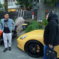 Lesti bertanya alasan Mira ingin membeli mobilnya. Banyak mobil saya, suka aja dipajang-pajang, kata Mira. Aku walaupun banyak mobil sport, tapi kendaraan yang paling dia suka adalah Honda Jazz karena bisa nyaman. Pernah juga mogok tapi ya semua itu tidak semua yang mewah itu nyaman, katanya lagi. Foto: Dok. Youtube Leslar Entertainment.