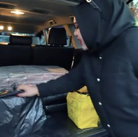 Rizky Billar dengan malu-malu menyebutkan harga pasaran mobil kesayangannya sekitar Rp 3 Miliar. Mira tak pikir panjang langsung menyerahkan uang tunai kepada Rizky Billar. Aku kan ke mana-mana selalu bawa duit. Mobilnya langsung aku bayar ya. Ini uangnya ya, ungkap Mira.  Foto: Dok. Youtube Leslar Entertainment.