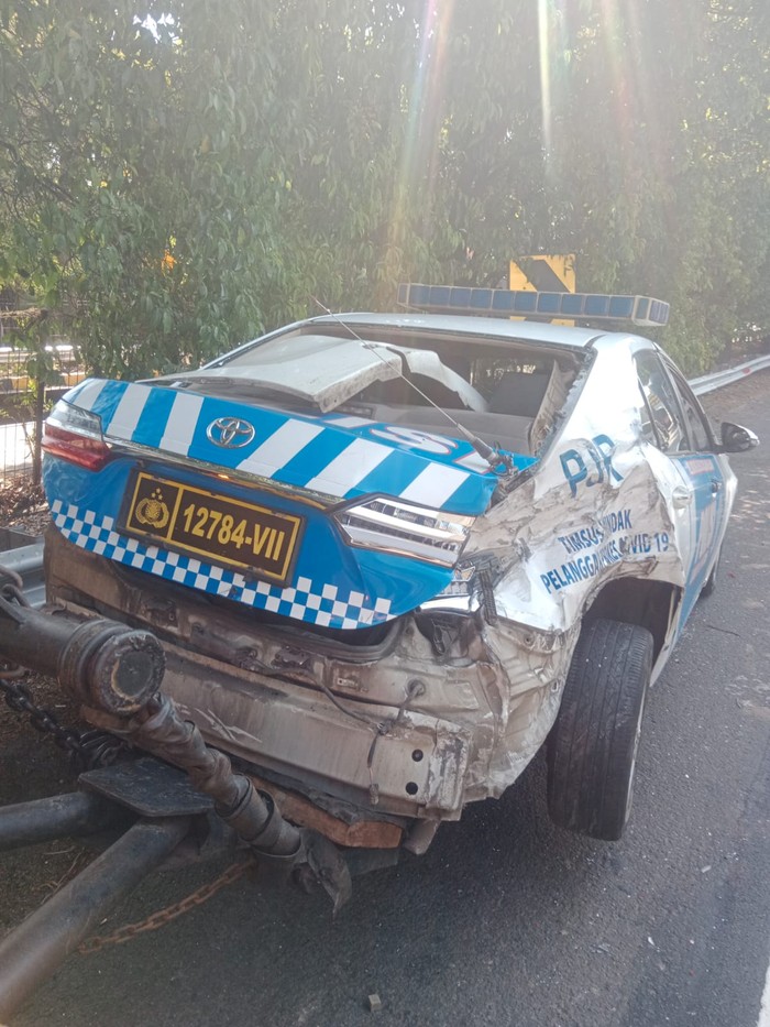 Mobil Patroli Jalan Raya (PJR) Polda Metro Jaya ditabrak dump truck di bahu Tol JORR. Mobil patroli tersebut ringsek akibat ditabrak truk. (dok Ist)