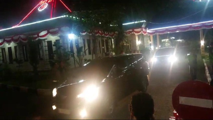 Mobil yang membawa petugas KPK dari rumdin Bupati Lamongan keluar