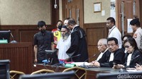 Diketahui sebelumnya, Lukas Enembe didakwa menerima suap dan gratifikasi senilai Rp 46,8 miliar.  