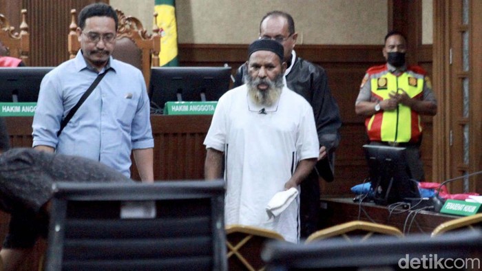 Gubernur Papua nonaktif Lukas Enembe tiba di PN Jakpus. Lukas Enembe akan menjalani sidang tuntutan terkait kasus suap dan gratifikasi.