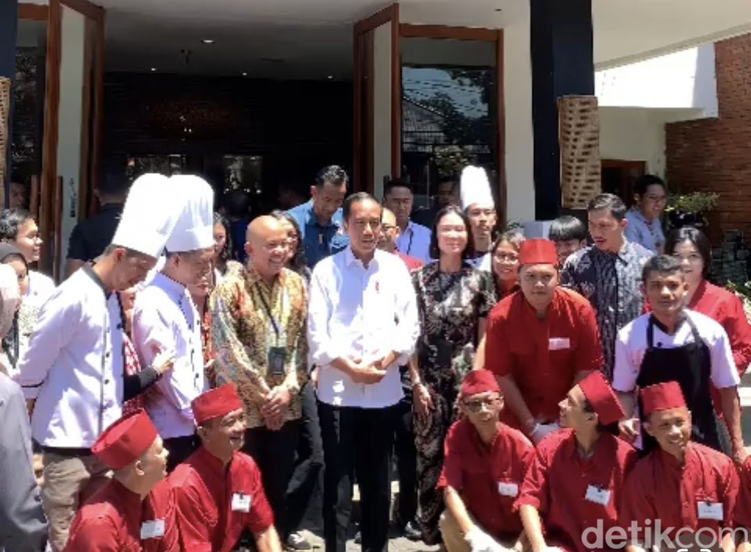Momen Presiden Joko Widodo makan siang di salah satu restoran di Kota Bandung, Rabu (13/9/2023).