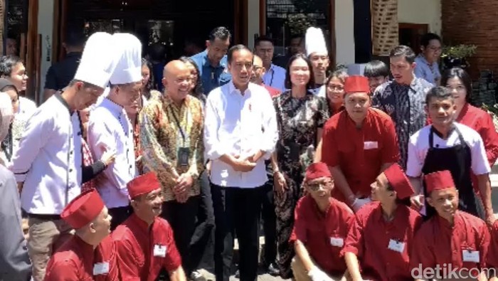 Momen Presiden Joko Widodo makan siang di salah satu restoran di Kota Bandung, Rabu (13/9/2023).