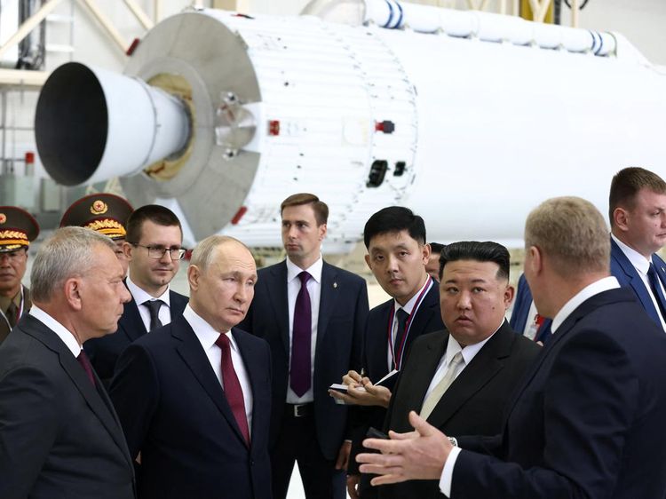 Momen Putin Sambut Kedatangan Kim Jong Un di Markas Antariksa Rusia