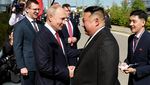 Momen Putin Sambut Kedatangan Kim Jong Un di Markas Antariksa Rusia